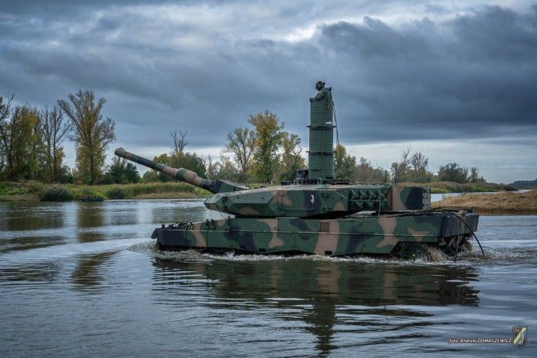 Czołg Leopard 2PL podczas rozpoczynania głębokiego brodzenia w ramach przygotowań do ćwiczeń Dzielny Bóbr-25.