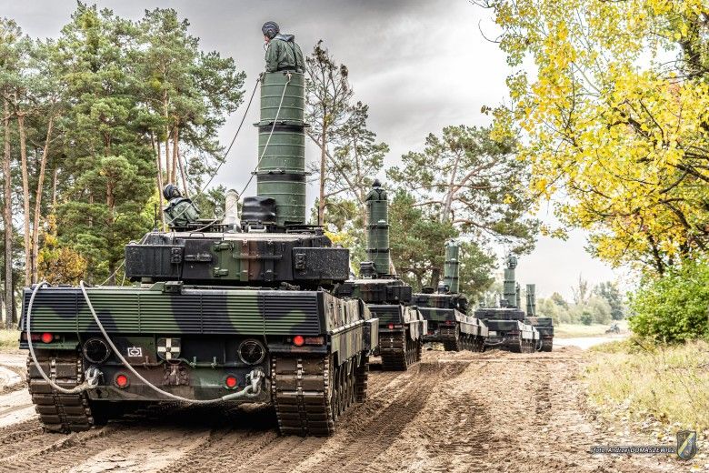 Czołgi Leopard 2A5 podczas przygotowań do głębokiego brodzenia w ramach przygotowań do ćwiczeń Dzielny Bóbr-25.