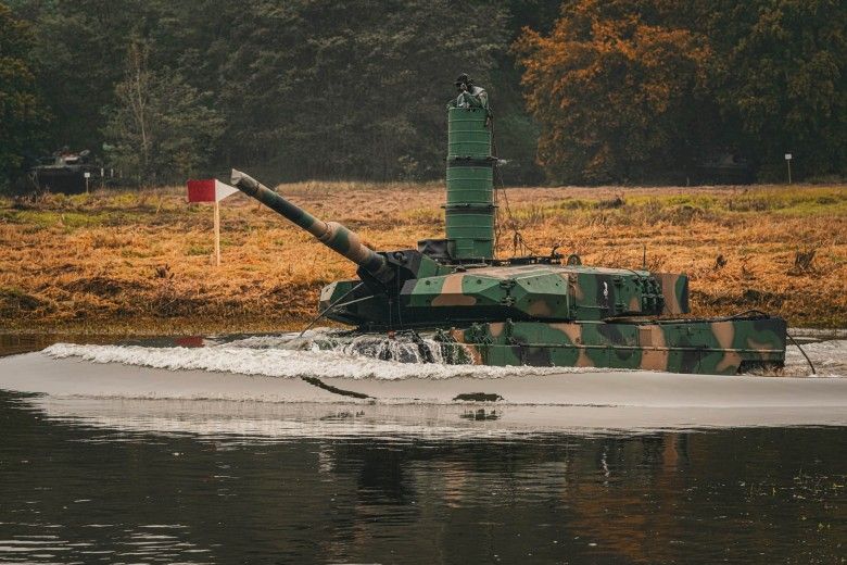 Czołg Leopard 2PL podczas rozpoczynania głębokiego brodzenia w ramach przygotowań do ćwiczeń Dzielny Bóbr-25.