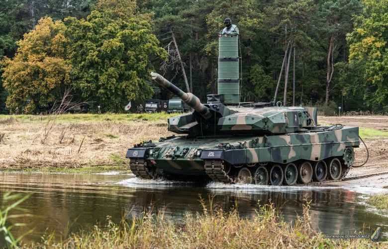 Czołg Leopard 2PL podczas rozpoczynania głębokiego brodzenia w ramach przygotowań do ćwiczeń Dzielny Bóbr-25.