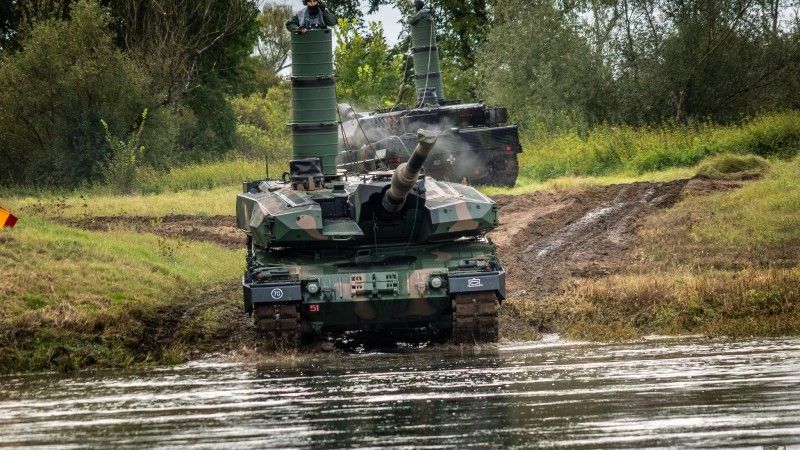 Czołg Leopard 2PL podczas rozpoczynania głębokiego brodzenia w ramach przygotowań do ćwiczeń Dzielny Bóbr-25.