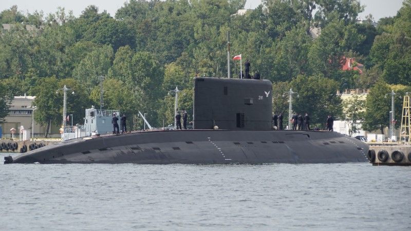Okręt podwodny ORP Orzeł podchodzący do pirsu.