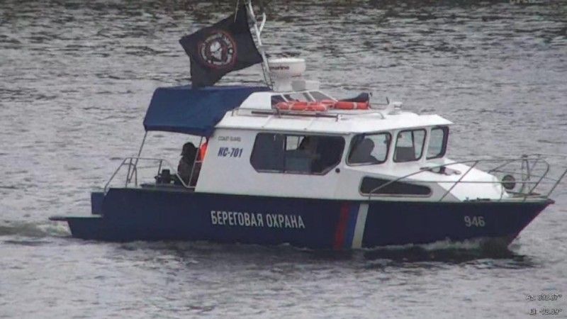 Łódź z flagą grupy Wagnera zauważona na Narwie.