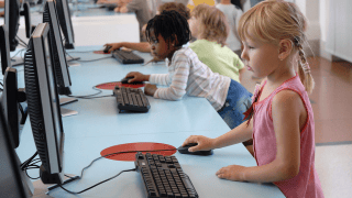 Ponad 1,4 miliona dzieci w wieku 7–12 lat korzysta z serwisów społecznościowych przeznaczonych dla osób powyżej 13. roku życia.