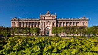 Siedziba parlamentu Szwecji Riksdagu w pełnym słońcu