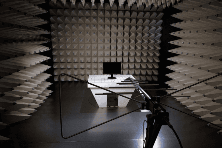 Komora bezechowa, w której testowane są monitory EIZO z serii DuraVision LE