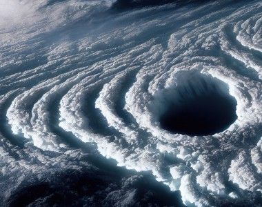 huragan widziany z góry, widoczne oko cyklonu