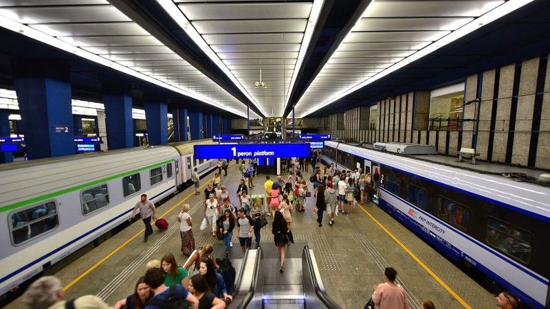 Zamknięcie Warszawy Centralnej z powodu robót spowodowało oskarżenia o spisek przeciwko Marszowi Niepodległości. PKP PLK odrzuca zarzuty - dobrego momentu na roboty ma nie być nigdy.