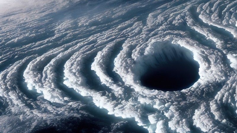 huragan widziany z góry, widoczne oko cyklonu