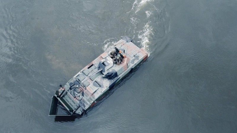 KTO Rosomak podczas pokonywania rzeki w ramach ćwiczeń Dzielny Bóbr-25.