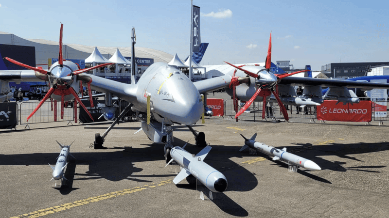 Bayraktar Akindżi i LBA na stoisku Leonardo. Paris Airshow 2025