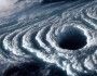 huragan widziany z góry, widoczne oko cyklonu