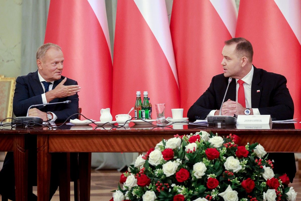 Polityczna wojna z oficerskimi pagonami w tle