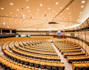 Wnętrze Parlamentu Europejskiego, siedzenia są puste