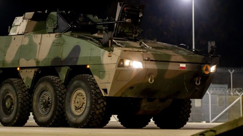 KTO Rosomak z wieżą Hitfist-30P podczas rozładunku w 16. Brygadzie Zmotoryzowanej.