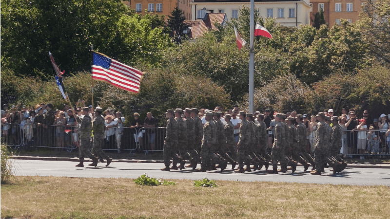 Amerykańscy żołnierze biorący udział w defiladzie z okazji święta Wojska Polskiego