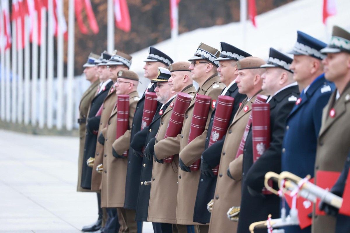 Prezydent wręcza nominacje; szef MON: mamy 215 tys. żołnierzy