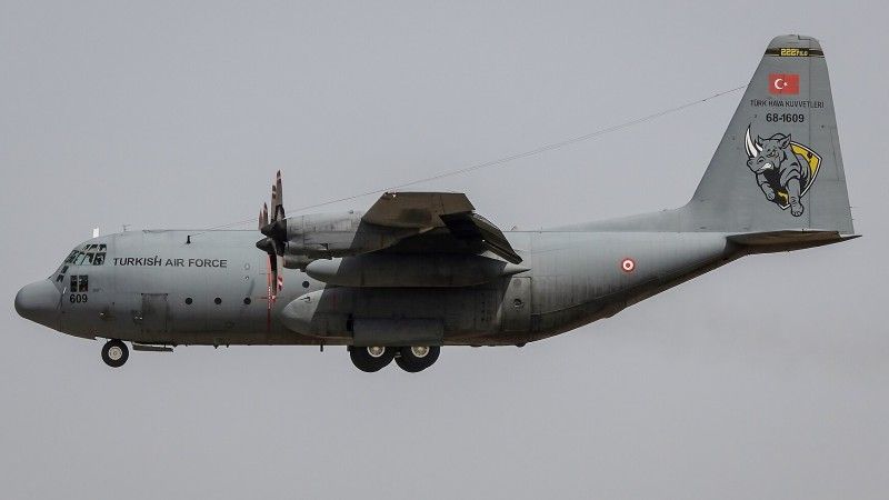 Samolot C-130EM Hercules o numerach 68-1609, który rozbił się 11 listopada w Gruzji. Maszyna ta, zbudowana w 1968 roku, należała do zmodernizowanej, w ramach programu Erciyes, wersji E (do standardu EM).