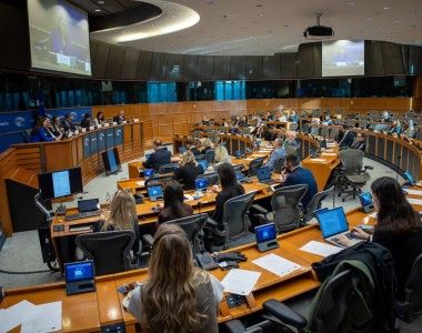 Europosłowie zgromadzeni w Parlamencie Europejskim