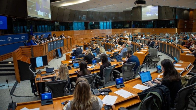 Europosłowie zgromadzeni w Parlamencie Europejskim