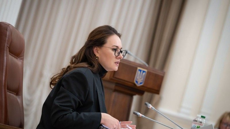 Premierka przemawia do mikrofonu za mównicą