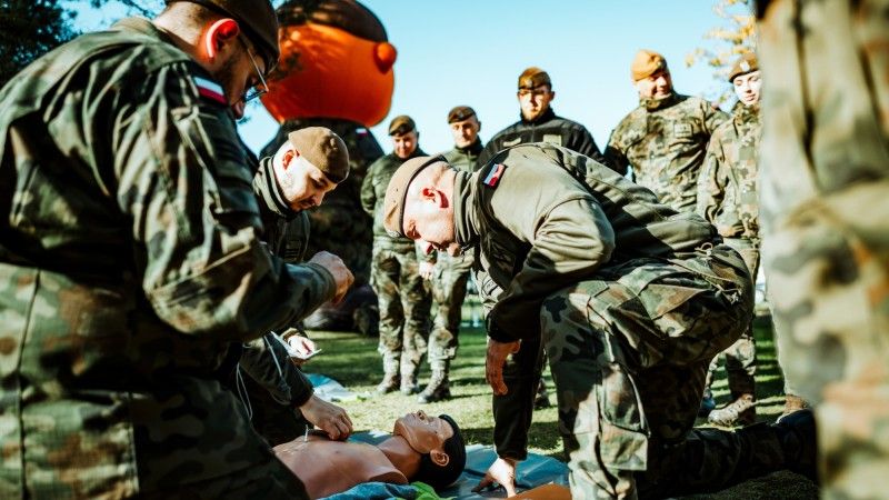 Zdjęcie przedstawia jeden z czterech modułów szkolenia, który obejmuje pierwszą pomoc, a w tym podstawy ratownictwa przedmedycznego, elementy medycyny pola walki czy obsługę defibrylatora AED.