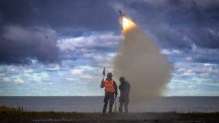 Żołnierz 12. Dywizji Zmechanizowanej podczas strzelania z wyrzutni przeciwlotniczej Piorun na terenie CPSP w Ustce.