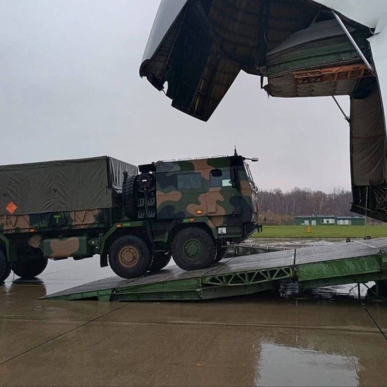 Artyleryjski wóz amunicyjny podczas załadunku na pokład ciężkiego samolotu transportowego An-124 na ćwiczenia Northern Strike-25.