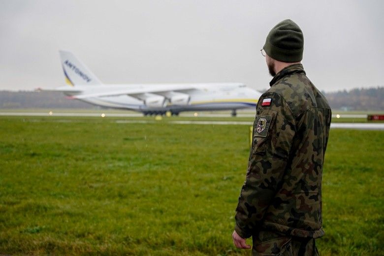 Ciężki samolot transportowy An-124 podczas przygotowań do transportu lotniczego na ćwiczenia Northern Strike-25.