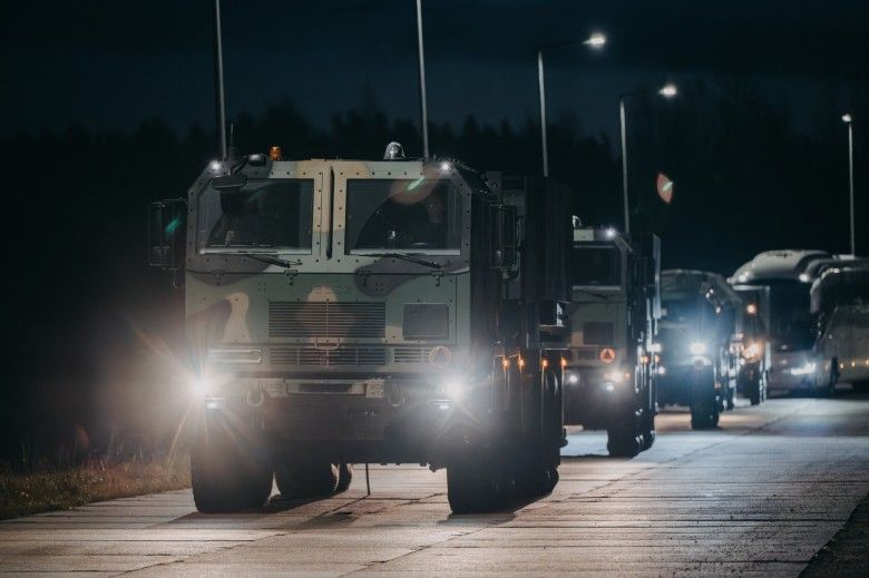 Wieloprowadnicowe wyrzutnie rakietowe Homar-K zmierzające na ćwiczenia Northern Strike-25.