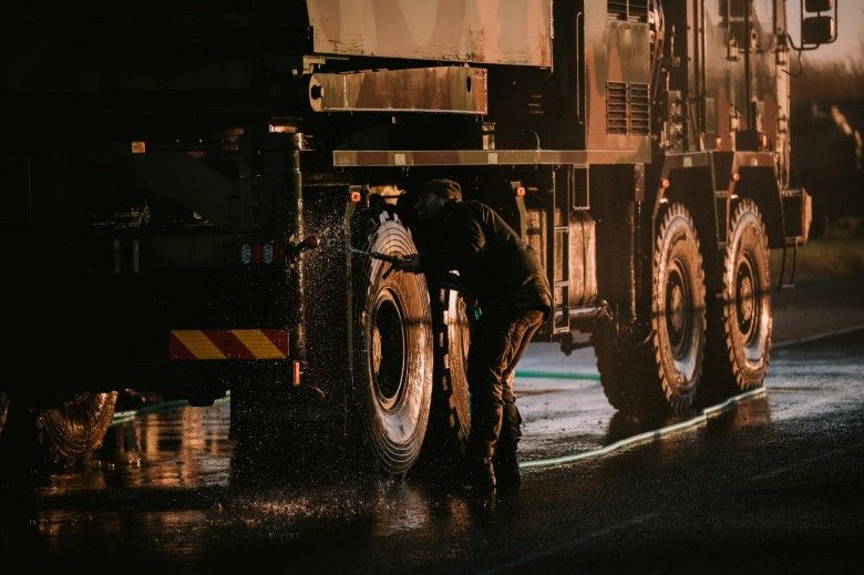 Wieloprowadnicowa wyrzutnia rakietowa Homar-K podczas przygotowań do transportu lotniczego na ćwiczenia Northern Strike-25.