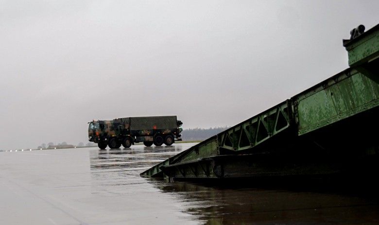 Artyleryjski wóz amunicyjny podczas przygotowań do transportu lotniczego na ćwiczenia Northern Strike-25.