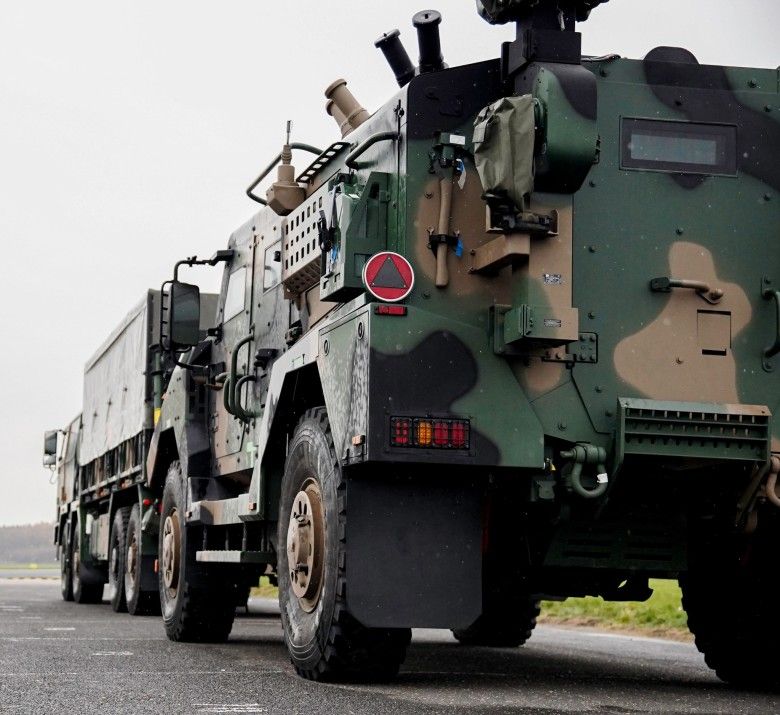 Artyleryjski wóz amunicyjny oraz wóz dowodzenia artylerii (na bazie Warana) podczas przygotowań do transportu lotniczego na ćwiczenia Northern Strike-25.