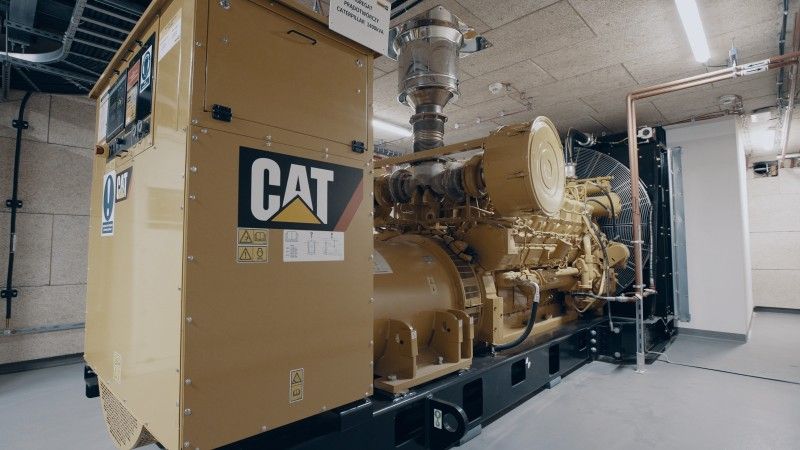 duży agregat prądotwórczy marki caterpillar, zółty
