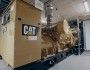 duży agregat prądotwórczy marki caterpillar, zółty