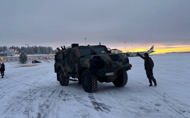 Artyleryjski wóz dowodzenia dla wyrzutni Homar-K podczas ćwiczeń Northern Strike-25.