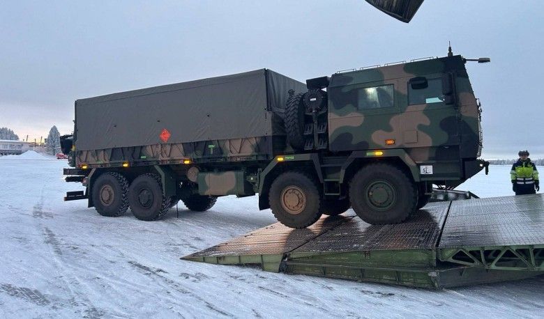 Artyleryjski wóz amunicyjny dla wyrzutni Homar-K podczas opuszczania ładowni samolotu An-124, który transportował go na ćwiczenia Northern Strike-25.