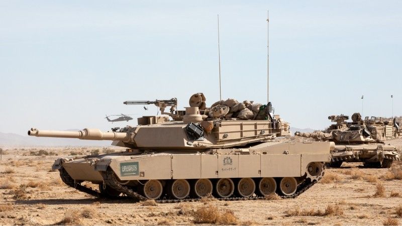 Czołg M1A2S Wojsk Lądowych Królestwa Arabii Saudyjskiej, za nim czołg M1A2SEPv3 US Army, na terenie poligonu Fort Irwin National Training Center.