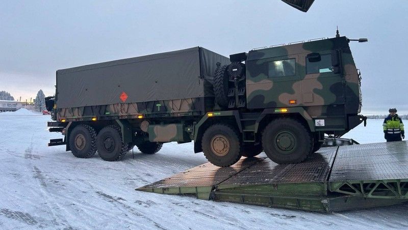 Artyleryjski wóz amunicyjny dla wyrzutni Homar-K podczas opuszczania ładowni samolotu An-124, który transportował go na ćwiczenia Northern Strike-25.