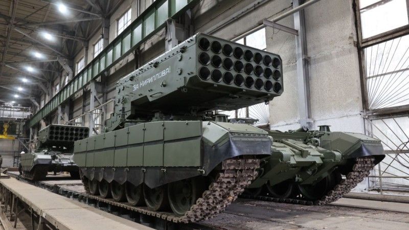 Wieloprowadnicowe wyrzutnie rakiet termobarycznych TOS-1A.