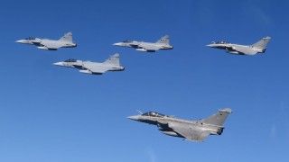 Wielozadaniowe samoloty bojowe Dassault Rafale i Saab Gripen na francusko-szwedzkich ćwiczeniach wojskowych.