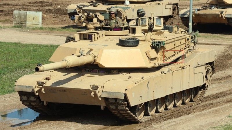 Czołg M1A2SEPv3 z wczesnej serii produkcyjnej, jeszcze bez wzmocnionych punktów montażowych dostosowanych do instalacji modułów systemu Trophy.