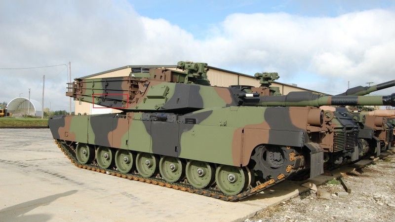 Czołg M1A2SEPv3 dla Wojska Polskiego, na burcie wieży widoczne wzmocnione punkty montażowe dla modułów systemu Trophy lub wybuchowego pancerza reaktywnego.