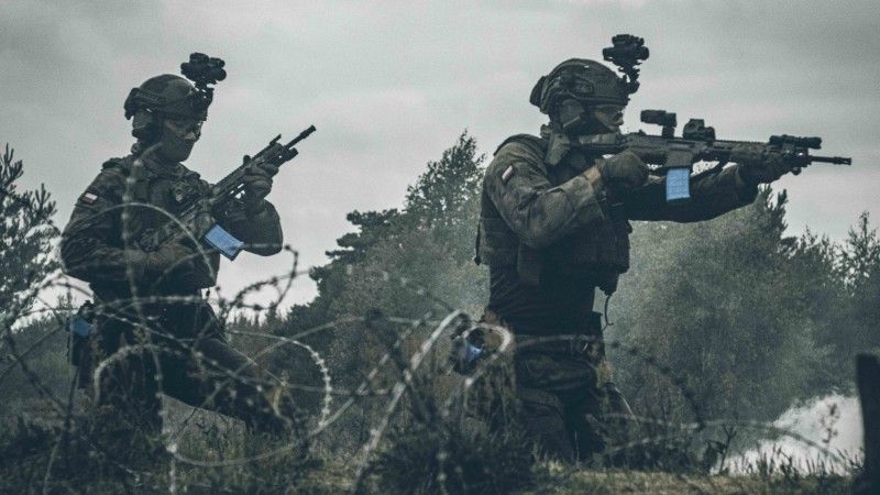 Żołnierze Wojsk Obrony Terytorialnej (WOT) z karabinkami Grot wyposażonymi w system Ultimate Training Munitions (UTM) uczestniczą w szkoleniu strzeleckim.