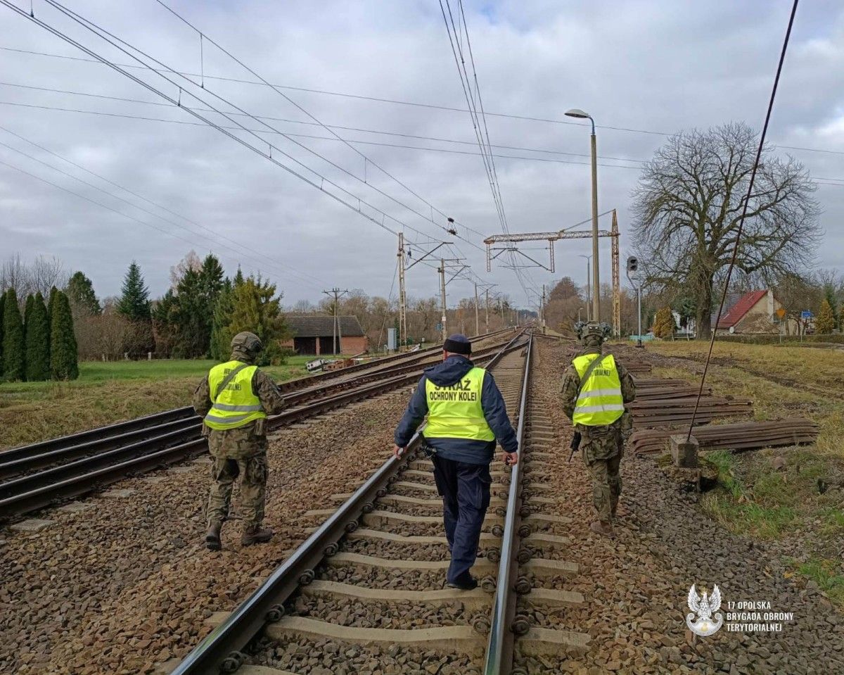 Broń bez amunicji? WOT wyjaśnia zasady patrolowania na kolei [DEFENCE24 NEWS]