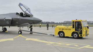 Przygotowanie do holowania norweskiego F-35A