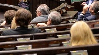 Sejm uchwalił ustawę wdrażającą unijny akt o usługach cyfrowych do polskiego porządku prawnego. Z zapisów zawartych w dokumencie nie wszyscy są jednak zadowoleni.