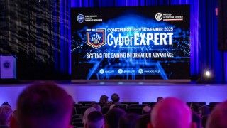 Na Wojskowej Akademii Technicznej odbyła się piąta edycja konferencji CyberEXPERT. Tegoroczną odsłonę poświęcono AI, dezinformacji, zbiorom danych oraz przewadze informacyjnej.