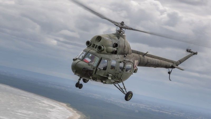 Śmigłowiec Mi-2 w wersji uzbrojonej podczas ćwiczeń na poligonie w Ustce
