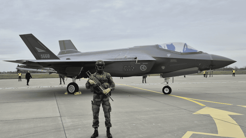 Norweski F-35A i żołnierz ochrony